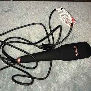 Amika: brush straightener